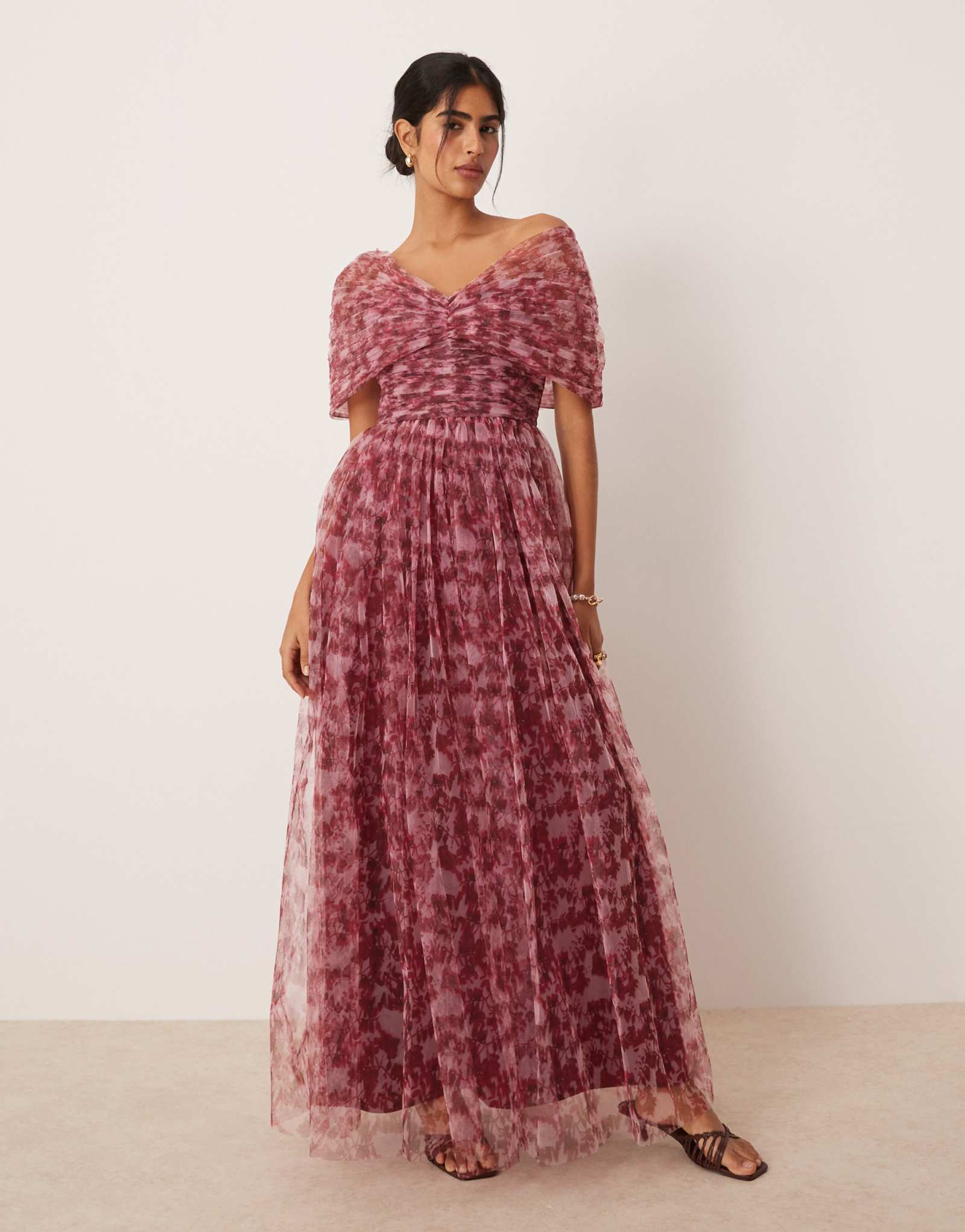 Макси-платье из тюля с открытыми плечами и бантом из кружева и бисера в цветочек