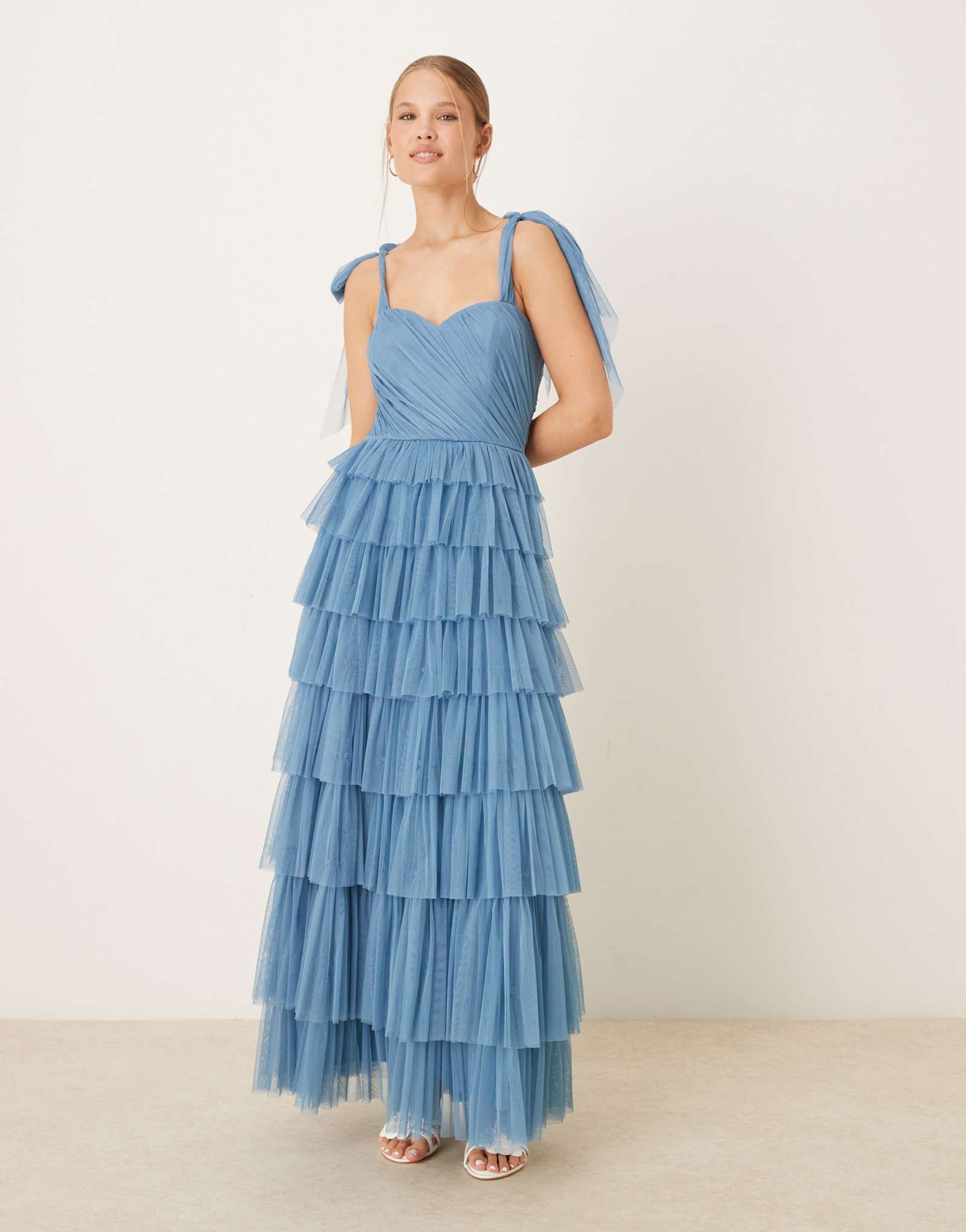 Длинное платье макси из тюля с бантиками на плечах из кружева и бисера синего цвета