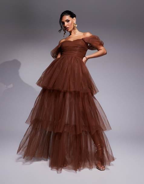 Lace & Beads – Brązowa tiulowa sukienka maxi z odkrytymi ramionami i asymetrycznym dołem - view 1