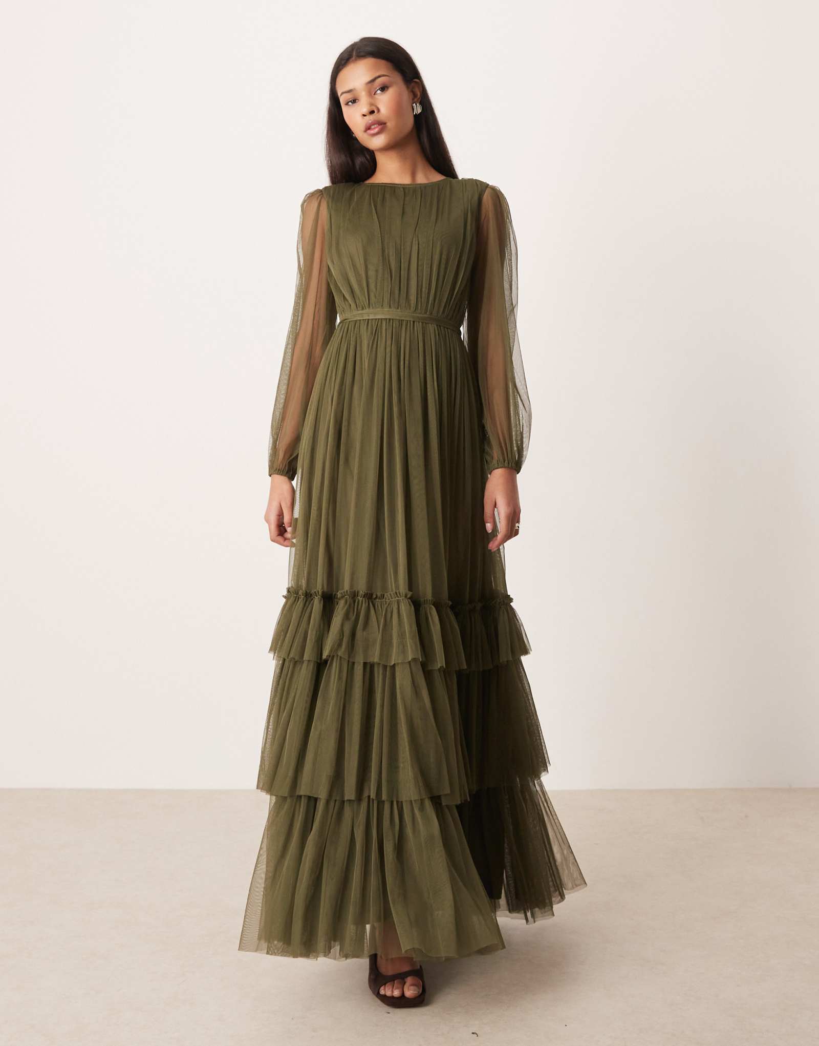 Многоярусное макси-платье с развевающимися рукавами для подружек невесты из кружева и бисера темно-оливкового цвета