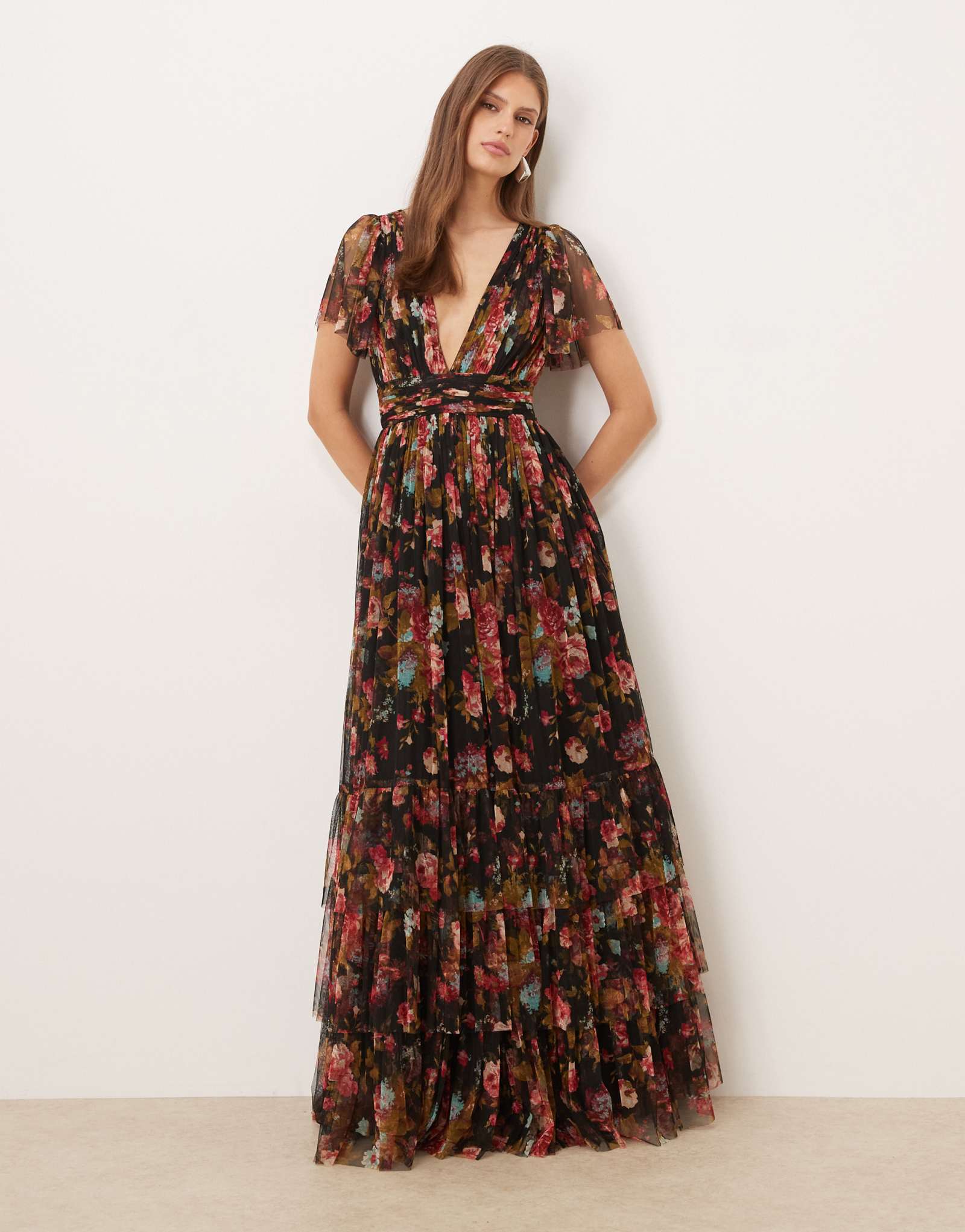 Черное макси-платье с развевающимися рукавами и кружевом и бисером для подружки невесты Мэдисон с цветочным принтом