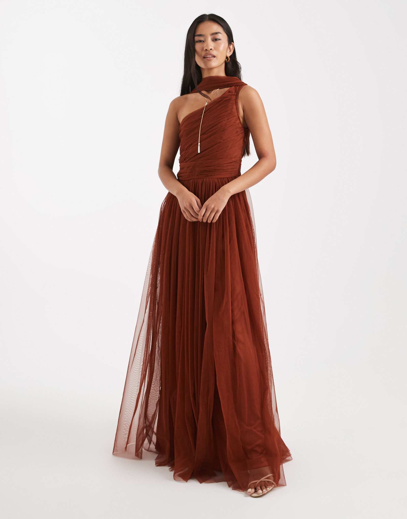 Макси-платье с шарфом на одно плечо для подружки невесты из кружева и бисера цвета ржавчины