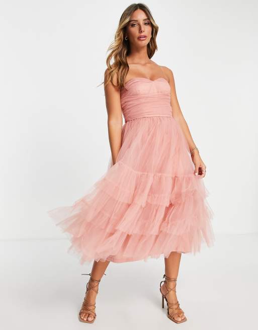 Lace & Beads Bridesmaid – Pudroworóżowa sukienka midaxi o warstwowym fasonie, z marszczeniem
