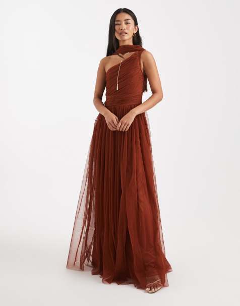 Lace & Beads Bridesmaid – Rdzawobrązowa sukienka maxi na jedno ramię z szalem - view 1