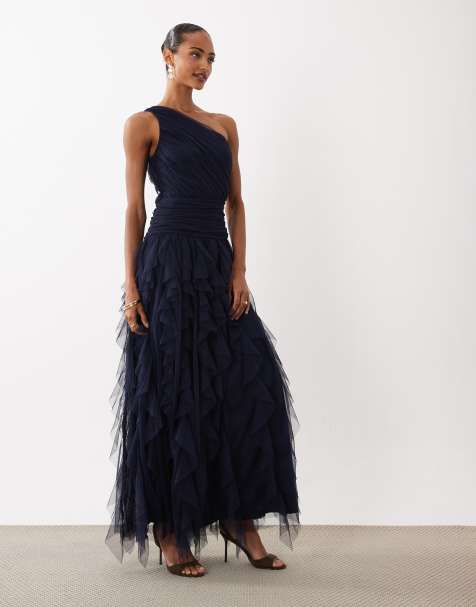 Lace & Beads – Brudtärnor – Mörkblå, enaxlad maxiklänning med vattenfallsdesign och volang - view 1