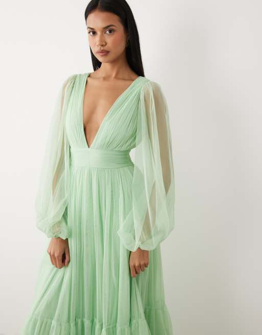 Lace & Beads - Bruidsmeisjes - Madison - Aangerimpelde maxi jurk met diepuitgesneden hals en doorschijnende mouwen in licht saliegroen, 2 van 4