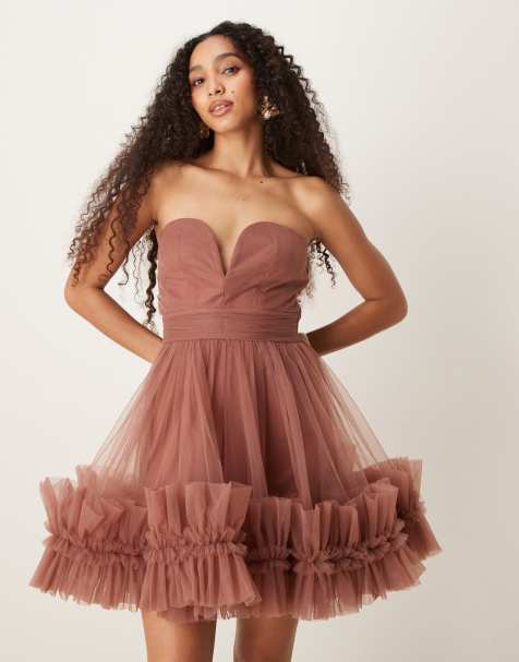 Lace & Beads – Brunrosa miniklänning med hjärtformad ringning och volangfåll i tyll - view 1