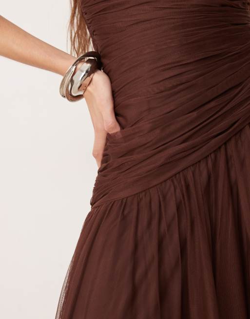 Lace & Beads - Chokoladebrun maxikjole med asymmetrisk lavtsiddende talje i tyl, 2 af 4
