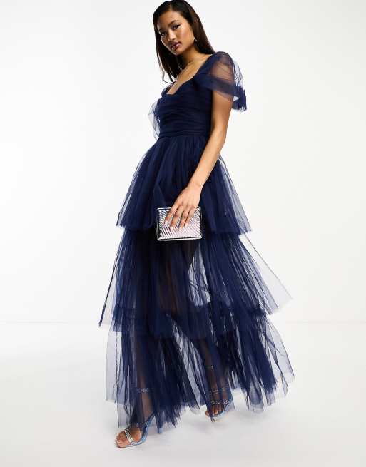 Lace & Beads – Ciemnokobaltowa tiulowa sukienka maxi z asymetrycznym dołem