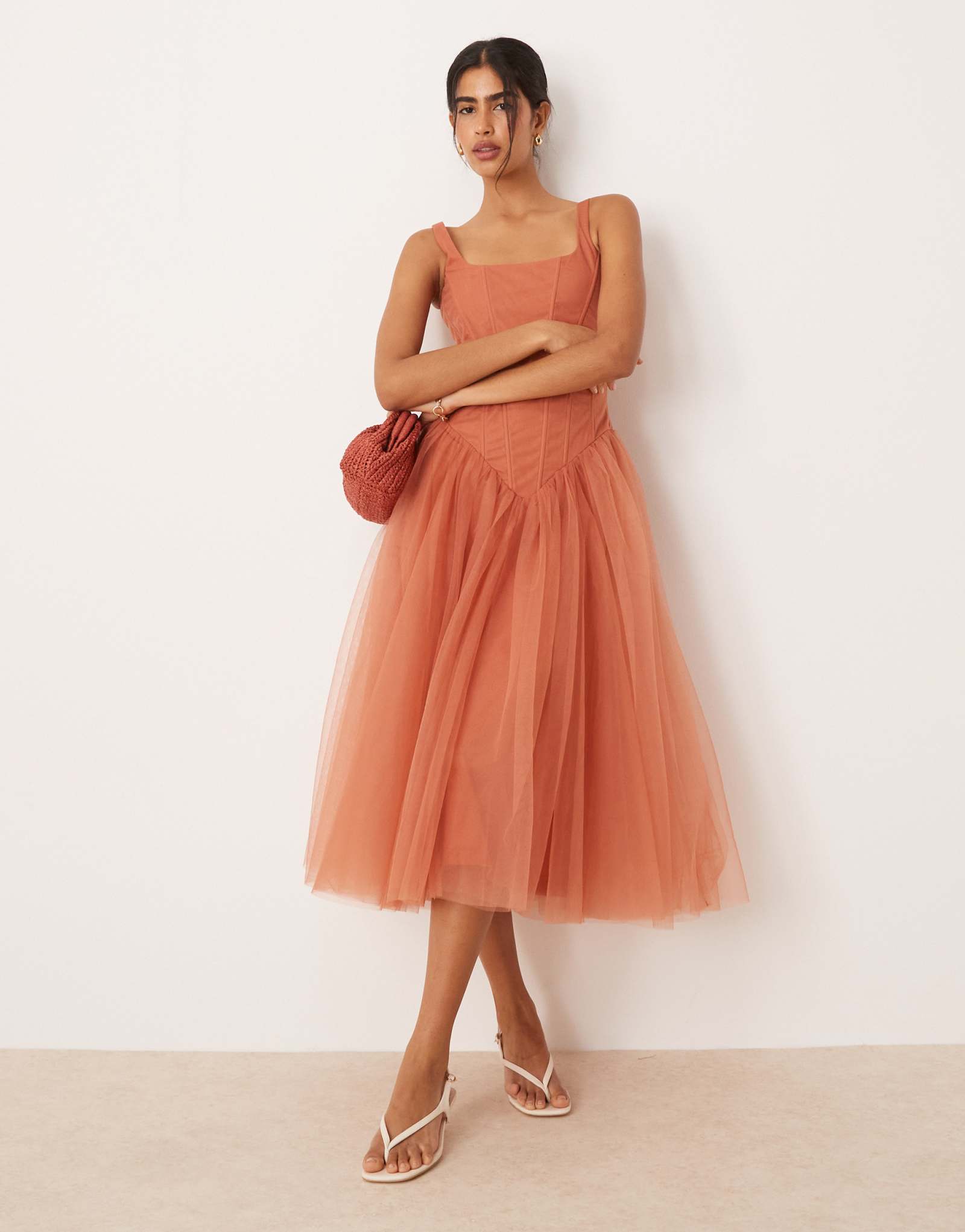 Платье миди с корсетом и заниженным подолом из кружева и бисера цвета терракотовой розы