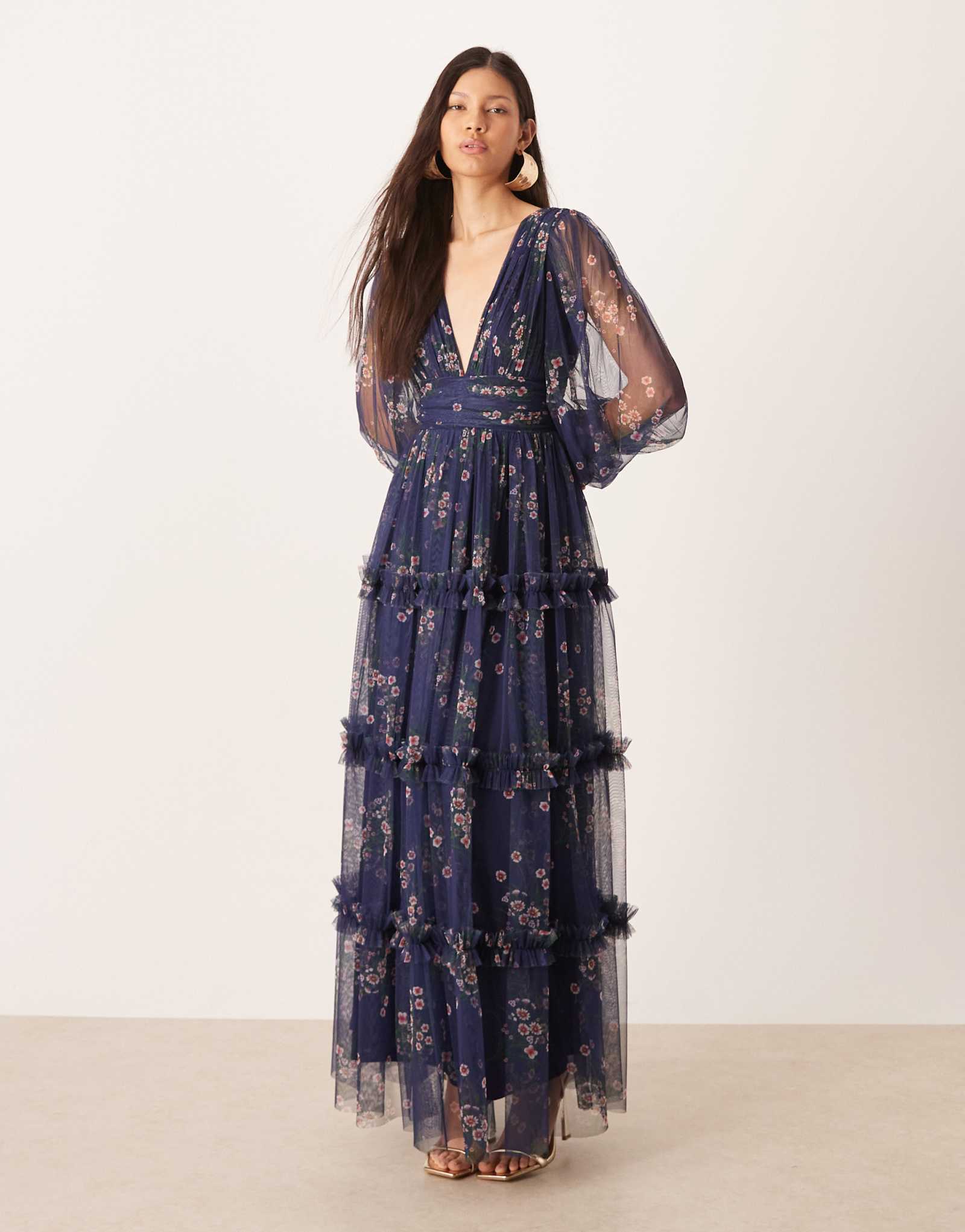 Макси-платье с глубоким v-образным вырезом и прозрачным расклешенным рукавом из кружева и бисера темно-синего цвета в цветочек