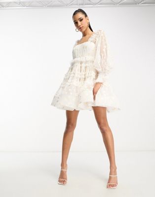Lace & Beads - Exclusivité - Robe babydoll courte à manches longues en tulle à motif pâquerettes - Blanc | ASOS
