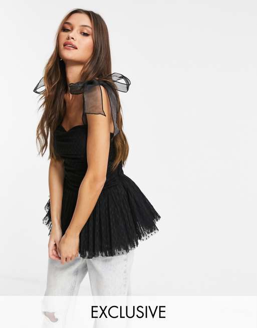 Lace & Beads – Exklusiv peplum-topp i svart dobby mesh med rynkade axlar och rosett
