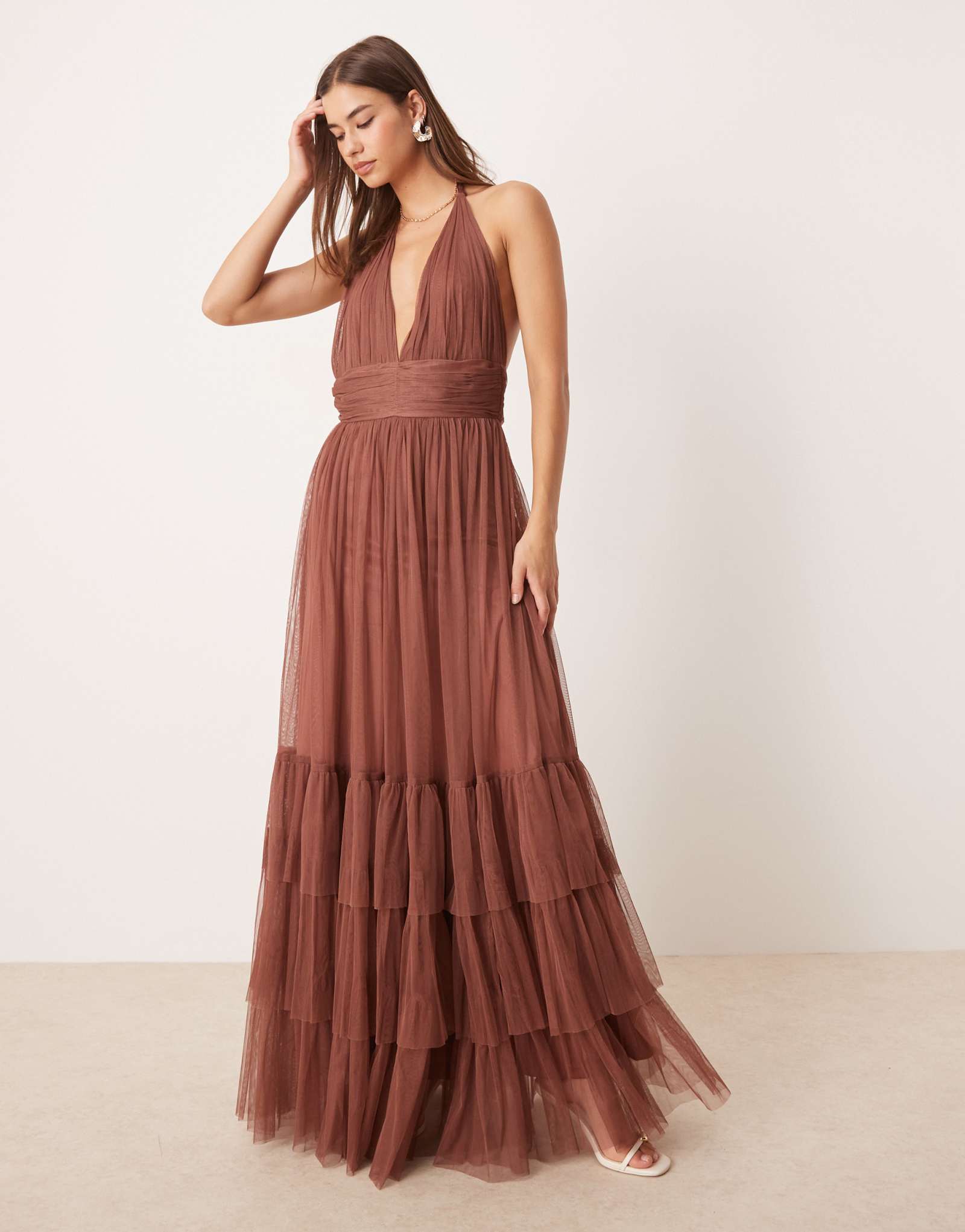 Многоярусное макси-платье с высоким воротом из кружева и бисера розово-коричневого цвета