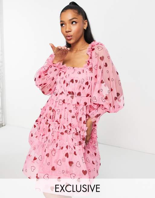 Lace & Beads - Lagdelt minikjole med firkantet hals i lyserød med hjerteprint - Kun hos ASOS