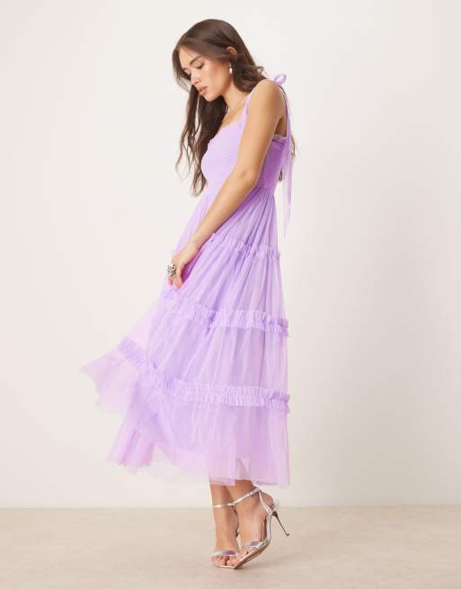 Lace & Beads – Liliowa sukienka midi z falbankami i kokardkami na ramionach