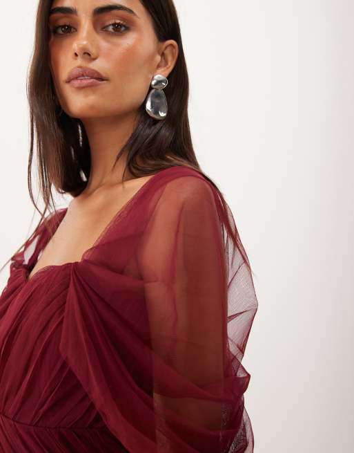Lace & Beads maxikjole i bordeaux med tyl, offshoulder og asymmetrisk flæsedetalje, 3 af 4