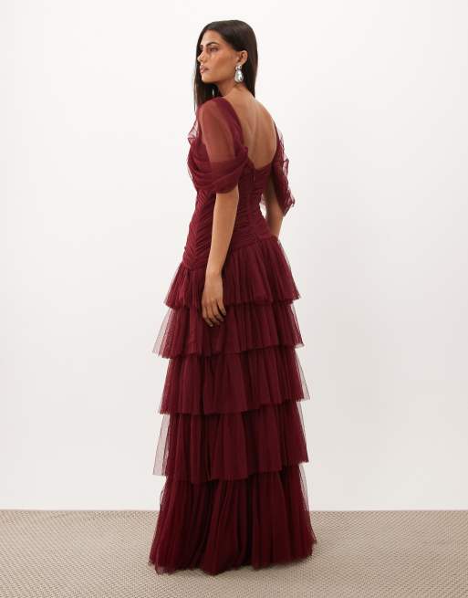 Lace & Beads maxikjole i bordeaux med tyl, offshoulder og asymmetrisk flæsedetalje, 4 af 4