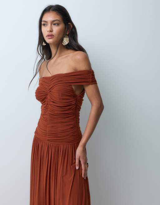 Lace & Beads mesh maxi jurk met blote schouders, smok en lage taille in roest, 3 van 5
