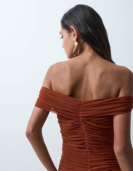 Lace & Beads mesh maxi jurk met blote schouders, smok en lage taille in roest, 4 van 5