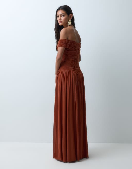 Lace & Beads mesh maxi jurk met blote schouders, smok en lage taille in roest, 5 van 5