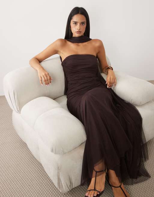Lace & Beads mesh stropløs maxikjole med rynkedetalje og tørklædedetalje i chokoladeblomme, 2 af 4