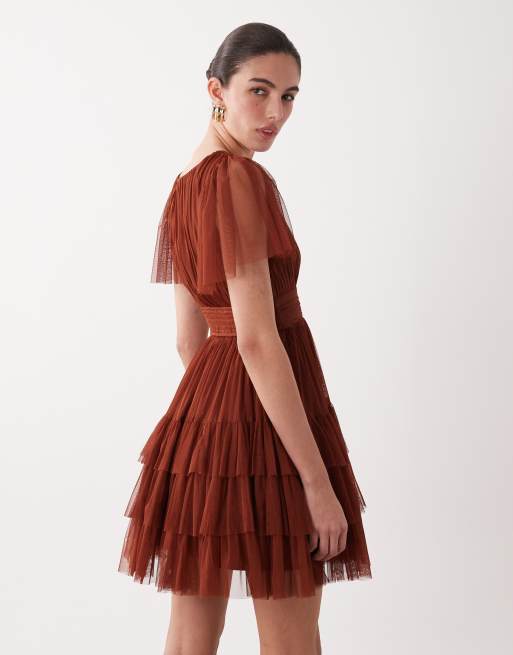 Lace & Beads - Mini jurk van tule met fladdermouwen, V-hals, ruches en stroken in roestbruin, 4 van 4
