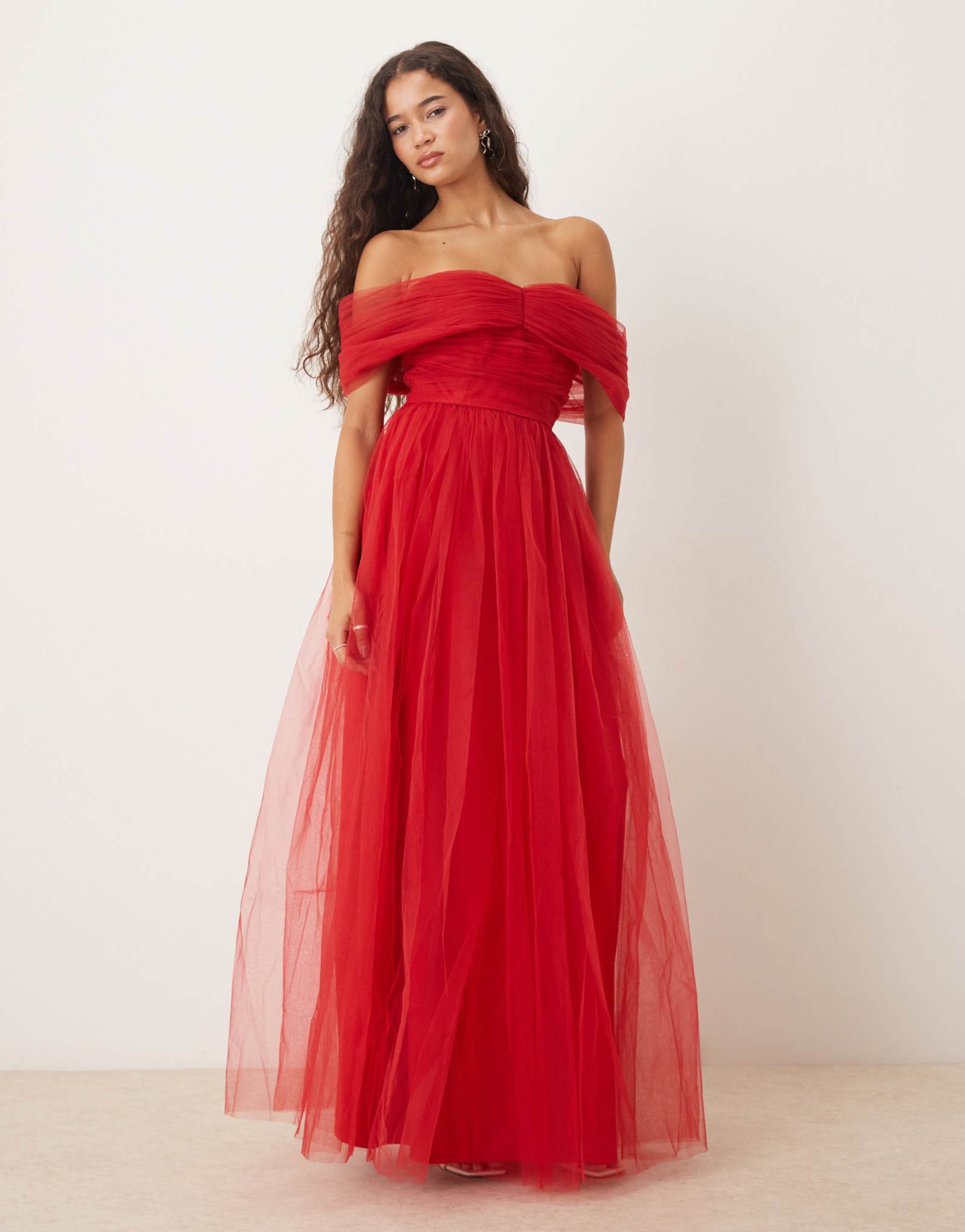 Красное макси-платье из тюля с открытыми плечами из кружева и бисера красного цвета