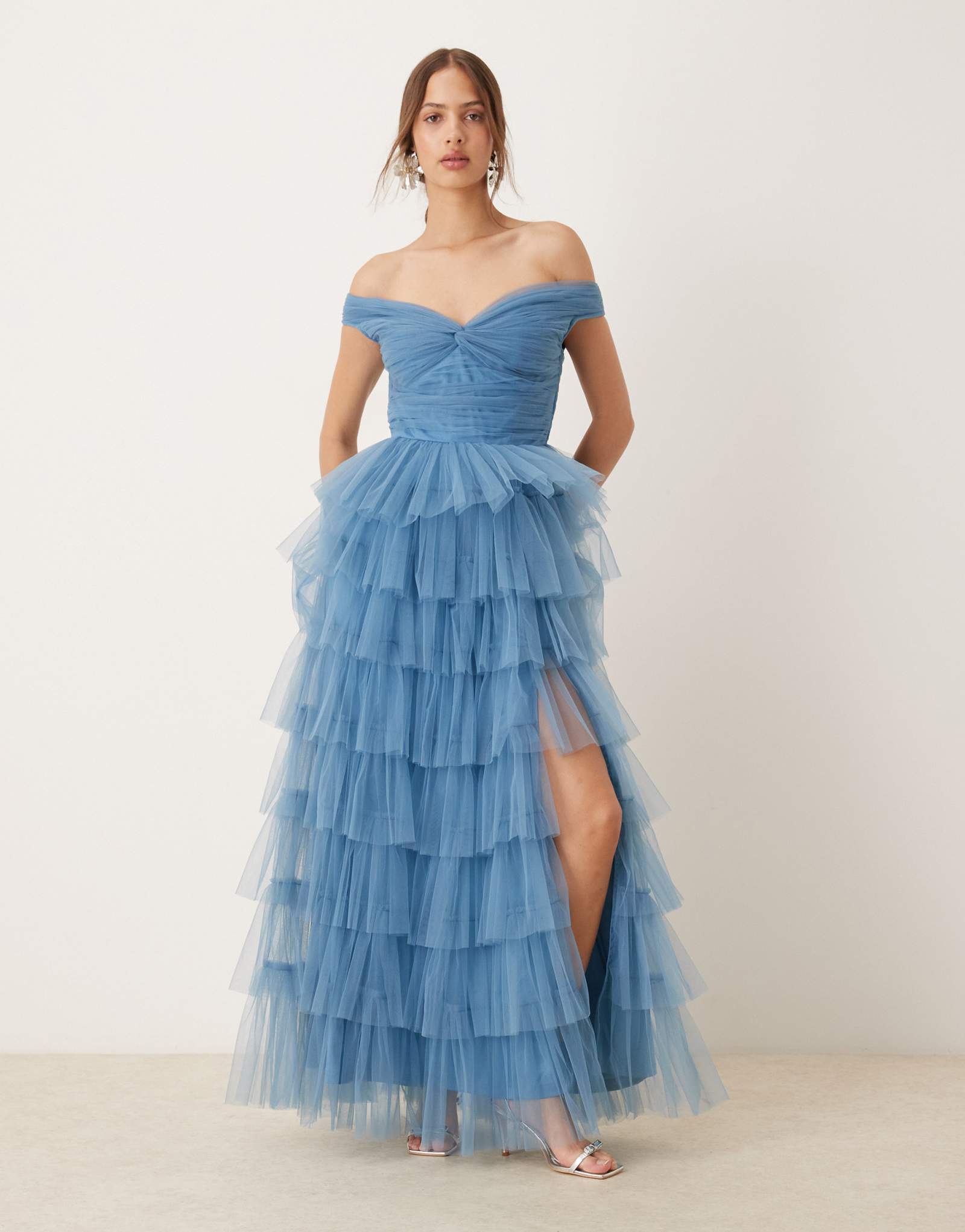 Тюлевое макси-платье с открытыми плечами из кружева и бисера синего цвета