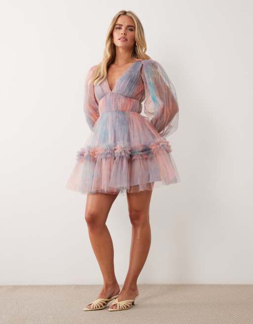 Lace & Beads Petite – Blå, abstrakt mönstrad miniklänning med v-ringning och volangkjol, 2 av 4