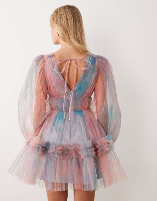 Lace & Beads Petite – Blå, abstrakt mönstrad miniklänning med v-ringning och volangkjol, 3 av 4