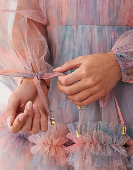 Lace & Beads Petite – Blå, abstrakt mönstrad miniklänning med v-ringning och volangkjol, 4 av 4