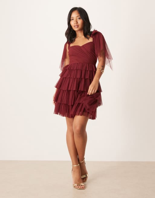 Lace & Beads Petite – Bordowa tiulowa sukienka mini z falbankami i kokardkami na ramionach