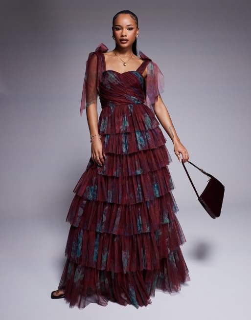 Lace & Beads Petite – Brodowa warstwowa sukienka maxi z falbankami w kwiatowy wzór