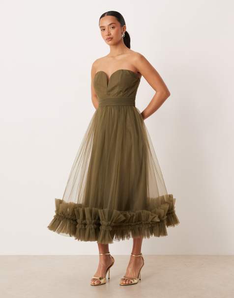 Lace & Beads Petite – Ciemnooliwkowa tiulowa sukienka midi z dekoltem bandeau i falbanką u dołu - view 1