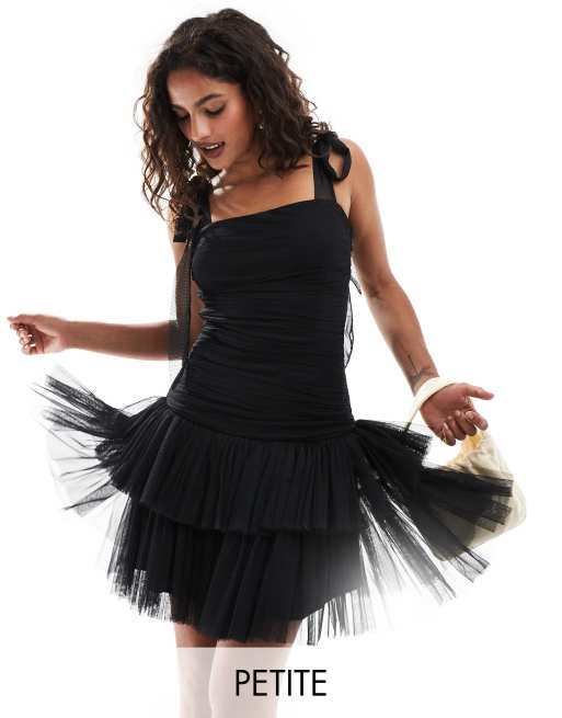 Lace & Beads Petite – Czarna marszczona sukienka mini z tiulu z kokardką na ramionach