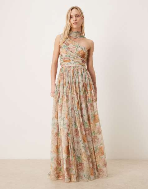 Lace & Beads Petite – Jasnobrązowa sukienka maxi na jedno ramię z apaszkowym dekoltem w kwiatowy wzór - view 1