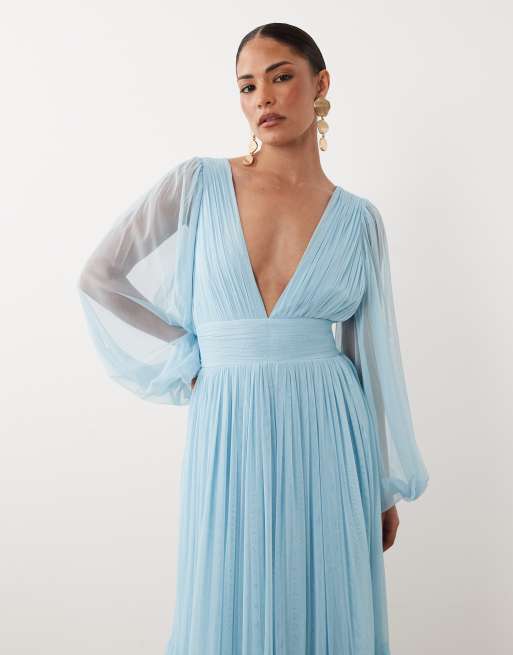 Lace & Beads Petite - Madison - Vestito lungo da damigella blu tenue con scollo profondo e maniche trasparenti, 2 di 4