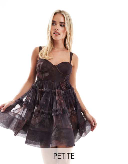 Lace & Beads Petite - Okseblodsfarvet babydoll-minikjole med korsetdetaljer og blomstermønster i tyl