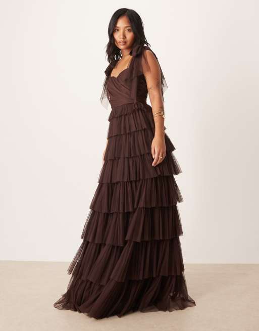 Lace & Beads Petite - Robe longue à étages en tulle avec nœud aux épaules - Prune chocolat