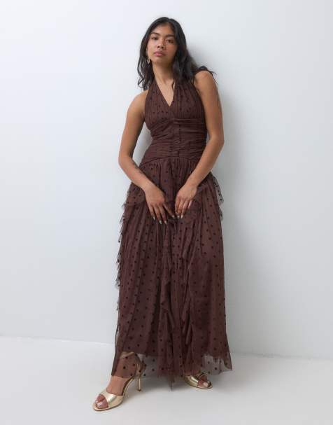 Lace & Beads Petite robe longue en dobby à col licou et jupe à volants, chocolat - view 1