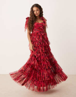 Lace & Beads Petite - Robe longue en tulle imprimé roses avec volants étagés et naud sur les épaules - Rose/rouge