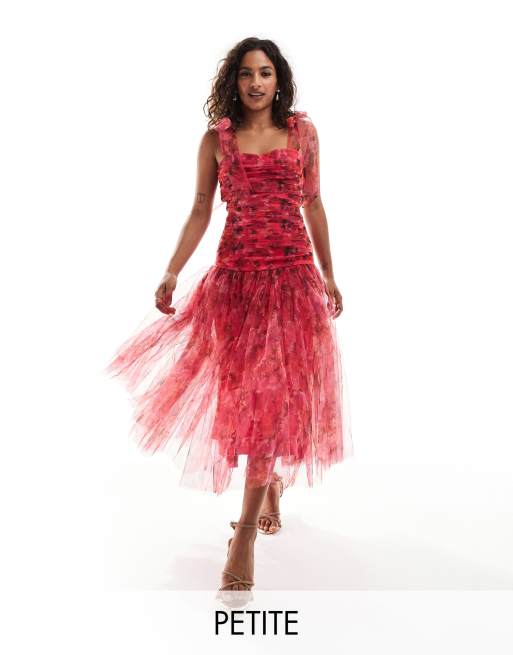 Lace & Beads Petite - Robe longueur mollet à bretelles nouées et taille basse avec imprimé roses - Rouge