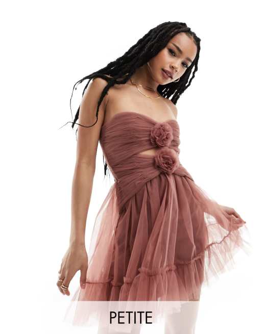 Lace & Beads Petite – Różowobrązowa sukienka mini z falbankami i ozdobnymi różami 