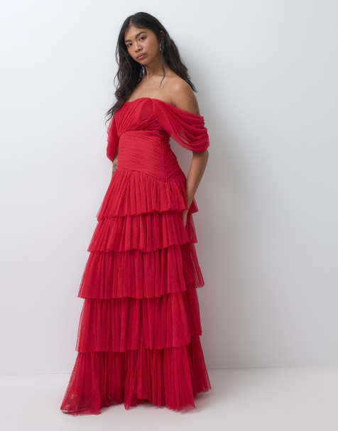 Lace & Beads Petite tiulowa sukienka maxi z opadającym ramieniem i asymetryczną falbaną, czerwona - view 1