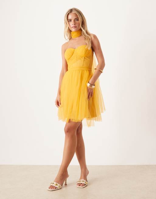 Lace & Beads Petite - Vestito corto color butterscotch in tulle con corsetto e sciarpa al collo, 2 di 4