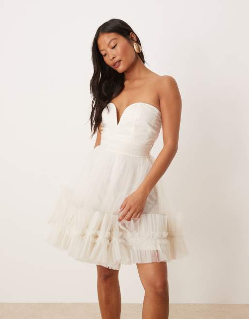 Lace & Beads Petite - Vestito corto in tulle avorio con volant sul fondo e scollo a cuore