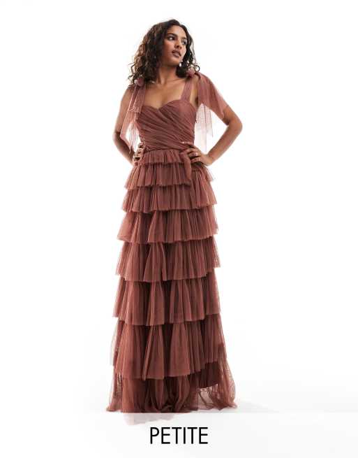 Lace & Beads Petite - Vestito lungo marrone rosato con volant e fiocchi sulle spalle