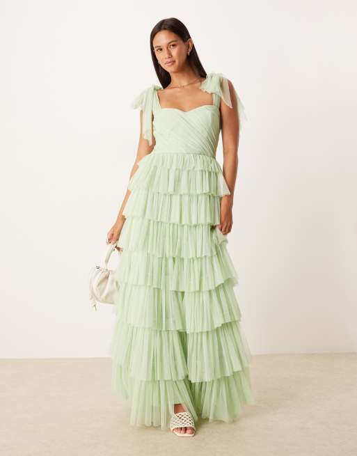 Lace & Beads – Pistacjowa sukienka maxi z falbankami i kokardkami na ramionach