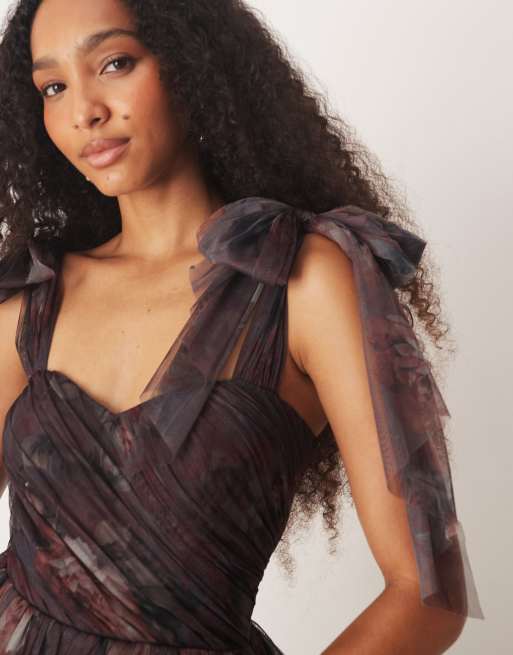 Lace & Beads – Plommonlila, blommig, panelsydd maxiklänning i tyll med rosettprydda axlar, 4 av 4